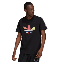 Modelo utilizando a Camiseta Adidas Originals Mn Adicolor Trefoil Shattered na cor preta com logo colorida de tamanho grande no peito