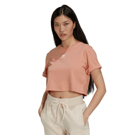 Modelo usando o Cropped  Adidas Adicolor Essentials Ambient Blush na cor rosa