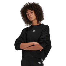 Modelo de braços cruzados usando o Moletom Adidas Fleece Adicolor Essentials na cor preta