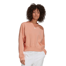 Modelo usando o Moletom Adidas Fleece Adicolor Essentials Ambient Blush na cor rosa