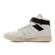 Visão lateral do pé esquerdo do tênis cano médio adidas forum parley branco e preto