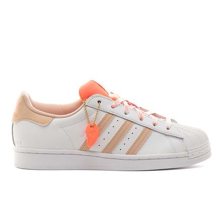 Lateral externa do tênis adidas originals superstar w branco com detalhes rosa